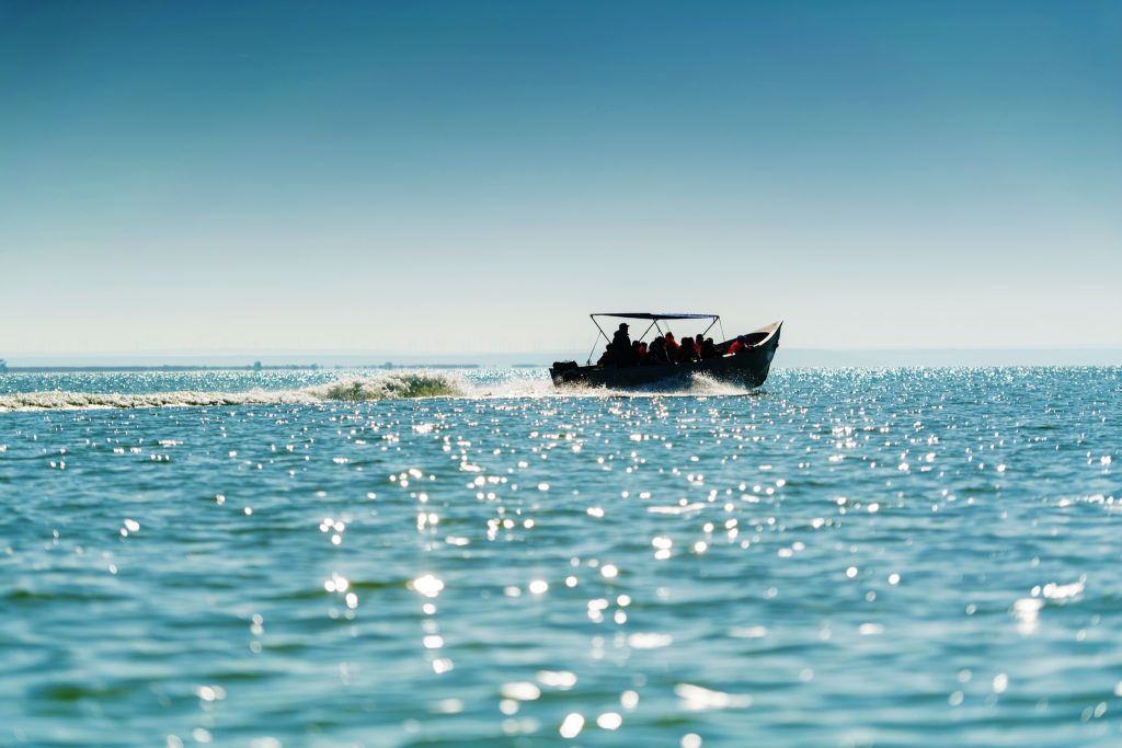 plimbare cu barca in Jurilovca pe lacul Razim, pescar