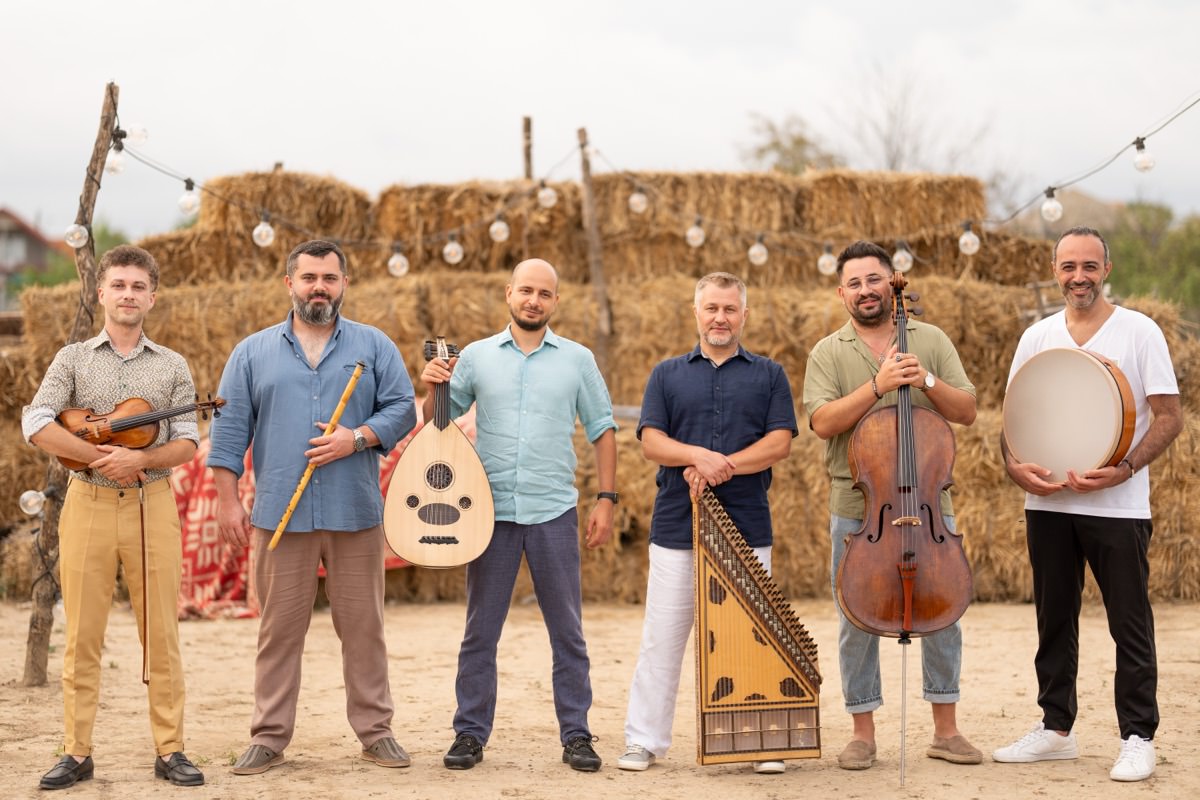 Trupa Anton Pann în timpul concertului live, interpretând muzică veche românească în curtea fermei Lipovenesc din Jurilovca