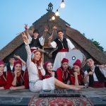 Elena Gheorghe și dansatorii pe acoperișul de stuf, la filmări