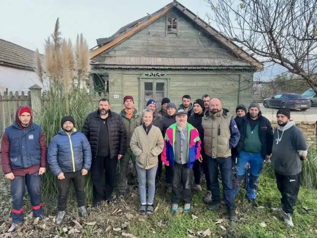 Echipa de meșteri a Muzeului ASTRA din Sibiu în fața casei vechi din 1893 din Jurilovca, la începutul restaurării