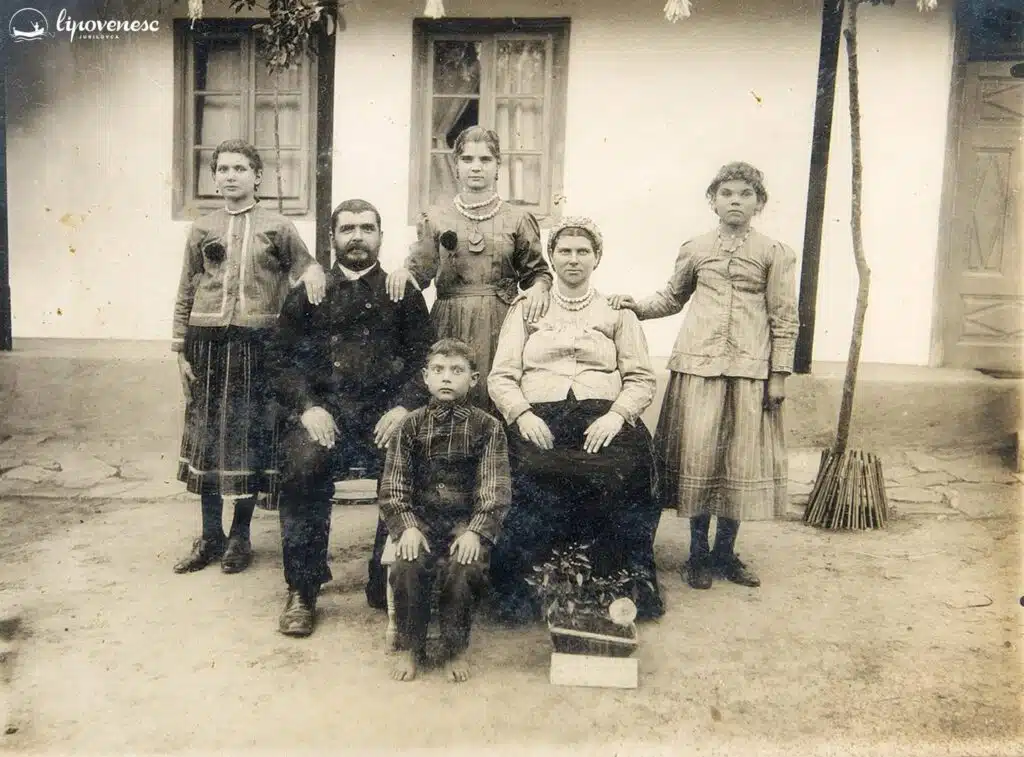 Familia lui Ivan și Ulita Cupcic în fața casei vechi din 1893, în Jurilovca, fotografie din 1932