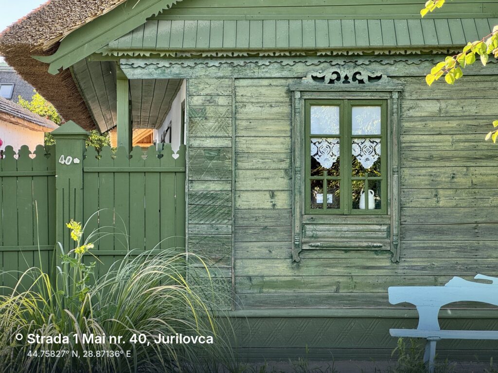 Culorile caselor lipovenești: casa verde din 1893 cu ancadrament traforat și acoperiș de stuf, Strada 1 Mai nr. 40, Jurilovca