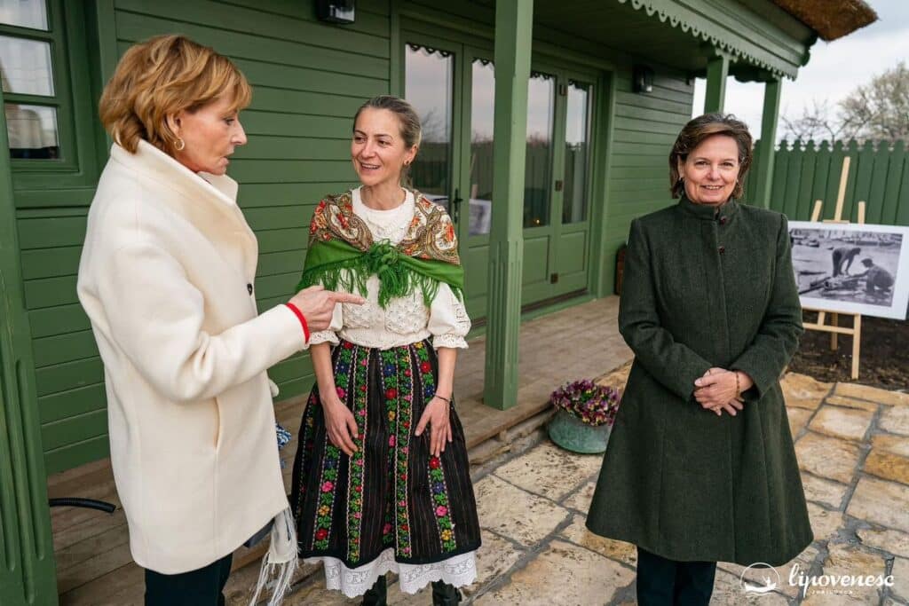 Majestatea Sa Margareta, Custodele Coroanei, și Alteța Sa Regală Principesa Sofia, alături de gazda în costum popular, în curtea Lipovenesc din Jurilovca
